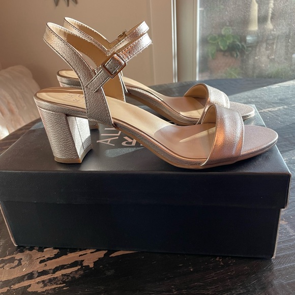 Naturalizer Bristol sandal in Warm silver leather. Size 8.5. - Picture 1 of 6